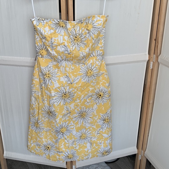 Pretty summer Daisy pattern strapless dress, white/yellow RW & Co., size 8 - Picture 5 of 6